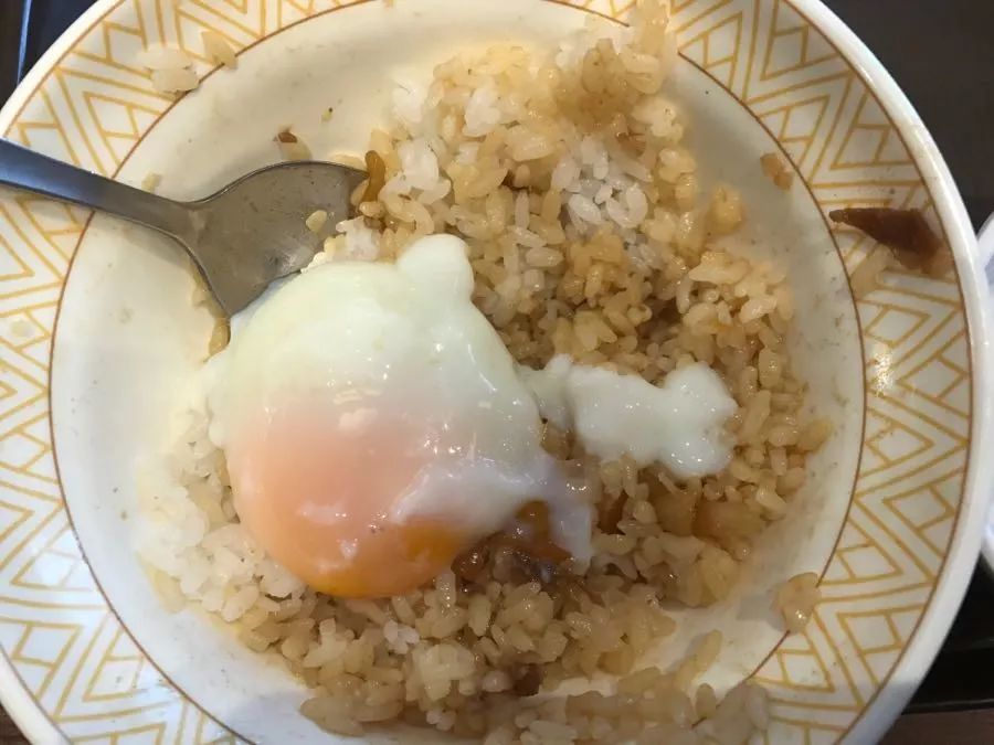 温泉蛋拌饭的味道是什么样的呢？食其家的牛肉饭加温泉蛋测评~