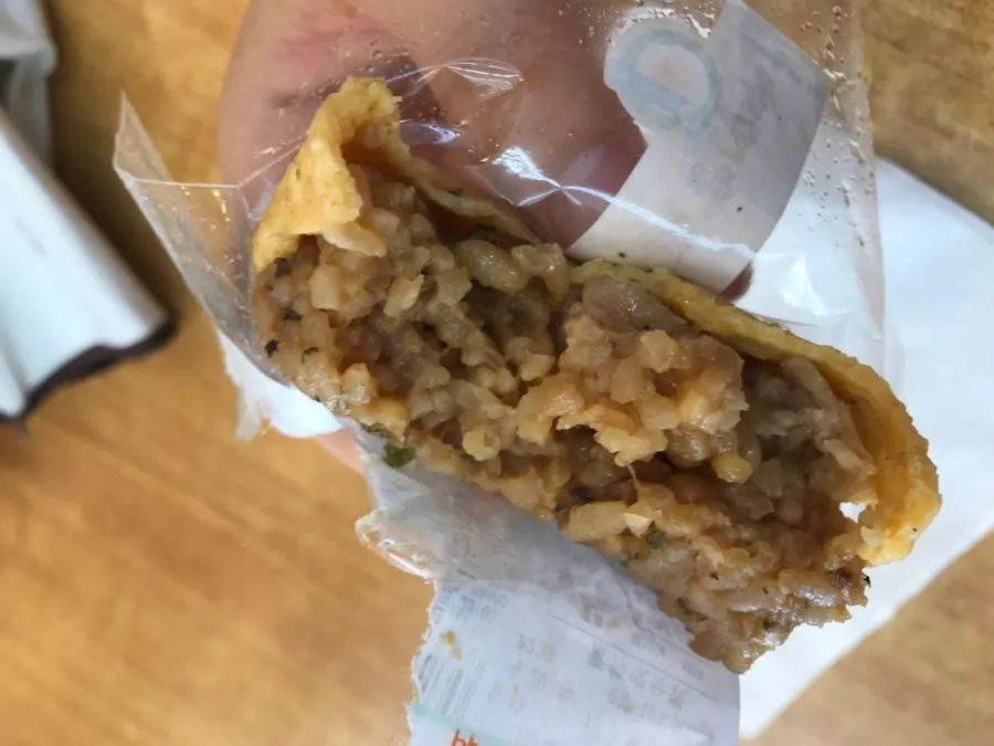 全家的蛋包和风鸡肉拌饭团，听起来很丰富的样子哦